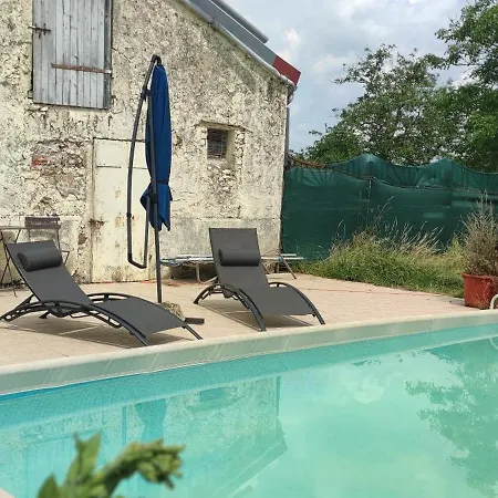 La maison est dans le pré Tatil Evi *
